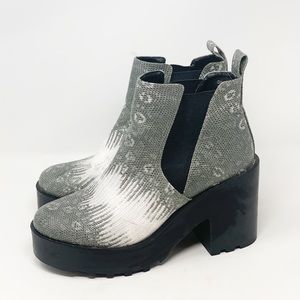 DIVIDED H&M Snakeskin Chelsea boots